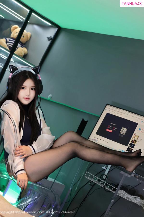   [XiuRen]高清写真图 2024.04.22 No.8432 小薯条nienie 美腿黑丝第70张图片